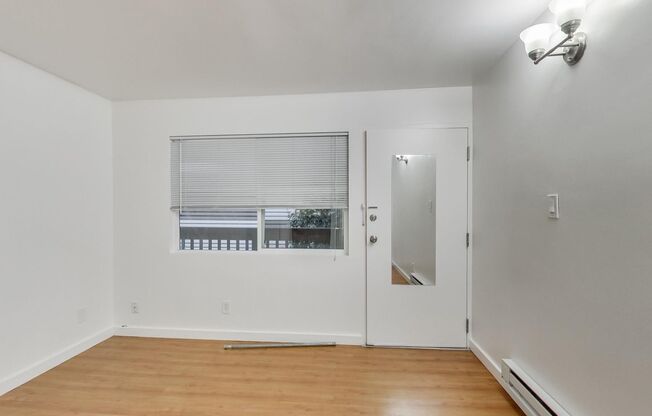 Studio, 1 bath, 300 sqft, $1,300, Unit 3