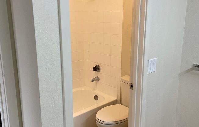 2 beds, 1 bath, 707 sqft, $1,239, Unit 7224