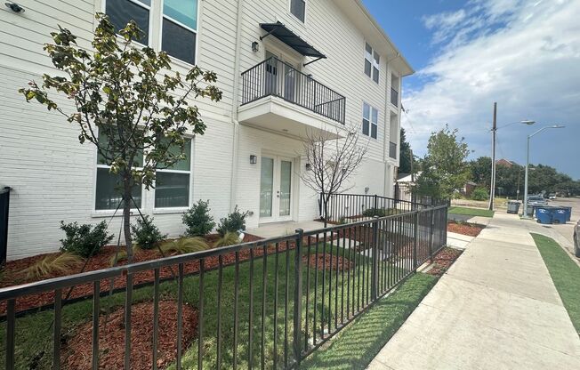 1 bed, 1 bath, 610 sqft, $1,899, Unit E-205