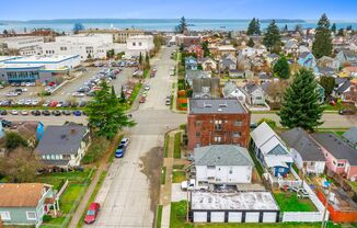 Fully remodeled top-floor unit in Everett!