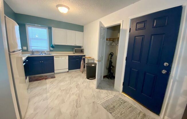 2 beds, 1 bath, 900 sqft, $1,425, Unit Unit 3