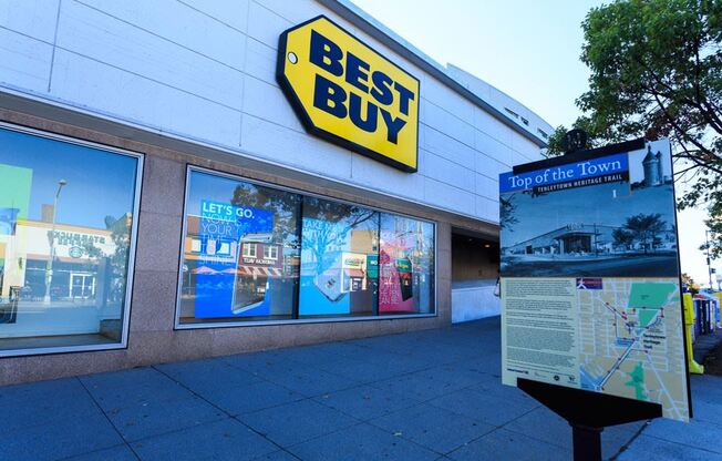a best buy sign on the side of a building