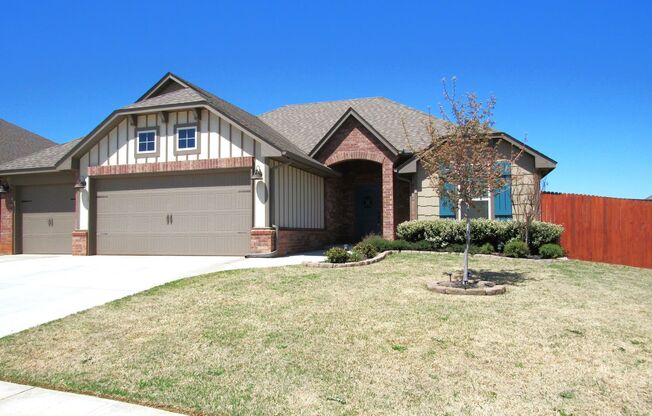 Edmond's Oasis: Immaculate Home with Central AC, Wood Privacy Fencing, and Community Pool!