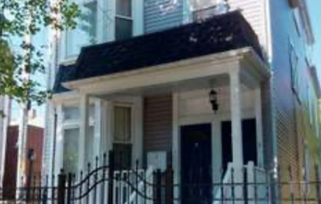 3414 N Seeley
