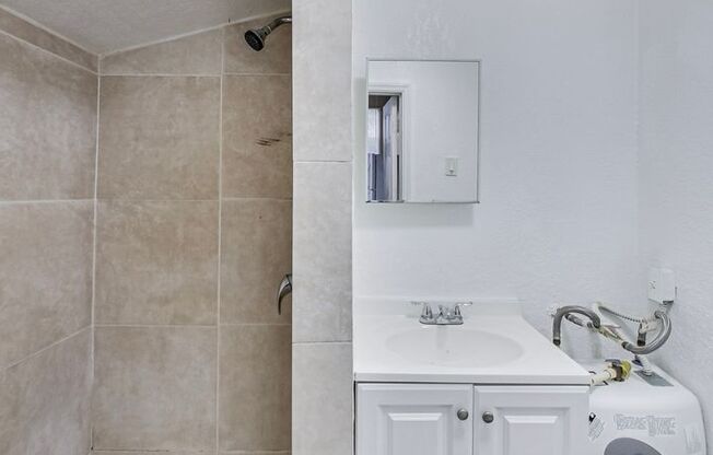 Studio, 1 bath, 400 sqft, $1,600, Unit 50-6