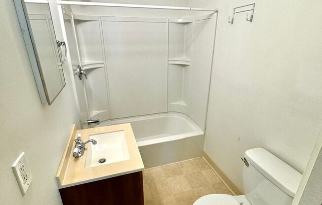 2 beds, 1 bath, $1,650, Unit Apt 6