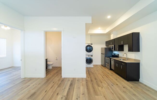 2 beds, 1 bath, 716 sqft, $1,695, Unit 1214