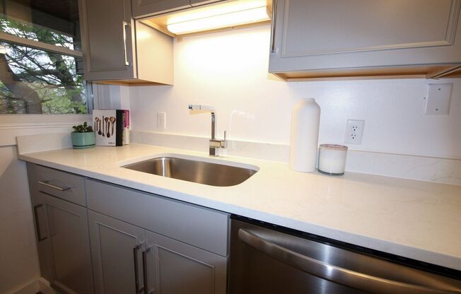 5 beds, 2 baths, $5,750, Unit 522-1