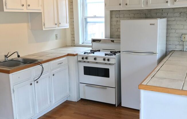2 beds, 1 bath, $1,345, Unit 12