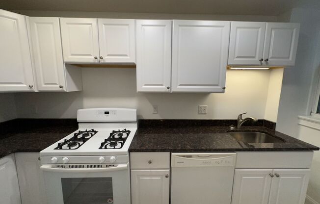 2 beds, 1 bath, 836 sqft, $1,700, Unit New King Edward 106