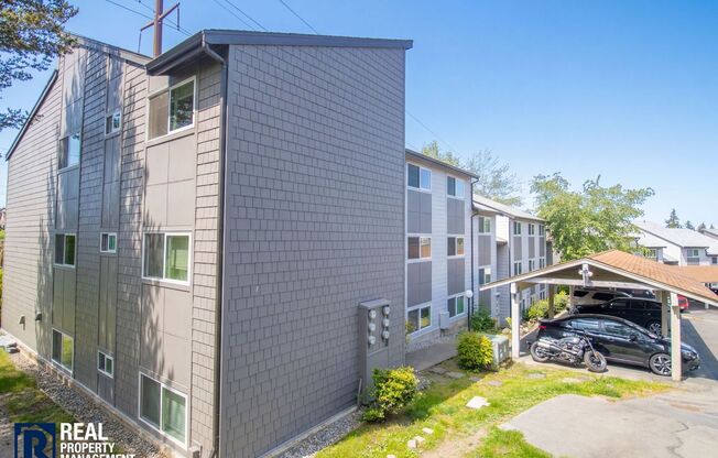 Renton Condo with Private Patio, Pool & Covered Parking!