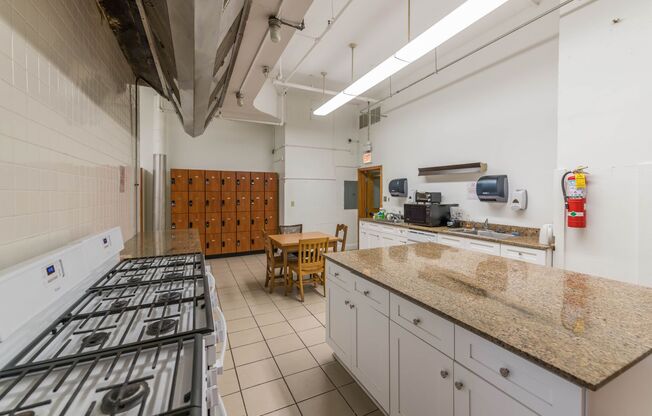 Studio, 1 bath, 400 sqft, $918, Unit 236