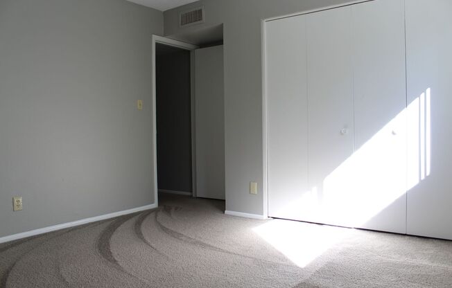 2 beds, 1 bath, 830 sqft, $1,275, Unit 132