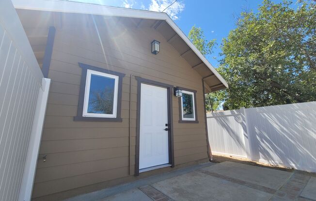 Newly Constructed 1-Bedroom Back House w/ith Private Parking in Riverside!