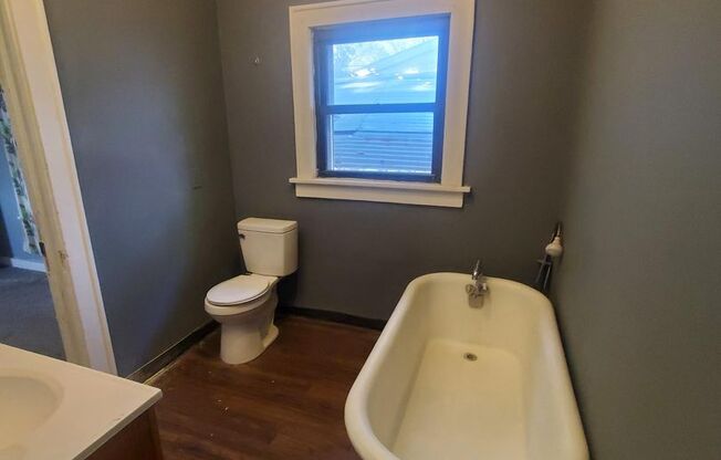 3 beds, 1 bath, $1,095