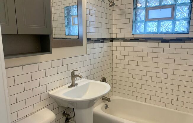 Studio, 1 bath, $725, Unit 14