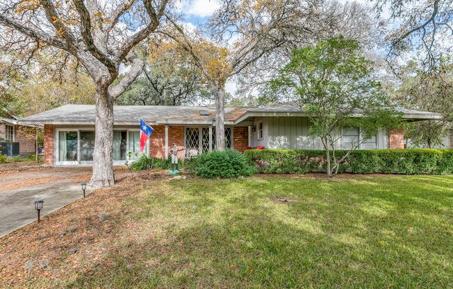 BEAUTIFUL SINGLE-STORY HOME IN MACARTHUR PARK