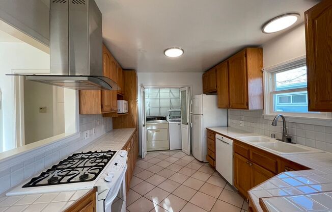 2 beds, 1 bath, $4,995