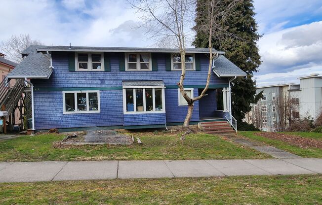 3 Bedroom Upper Unit Very close to Downtown and WWU