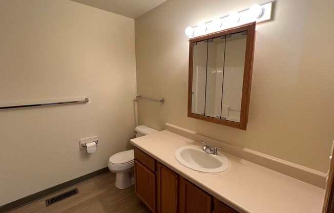 2 beds, 1 bath, 868 sqft, $1,605, Unit 7