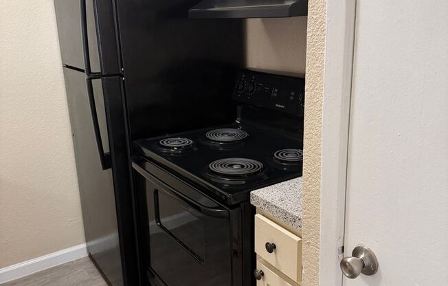 2 beds, 1 bath, 812 sqft, $1,085, Unit 402