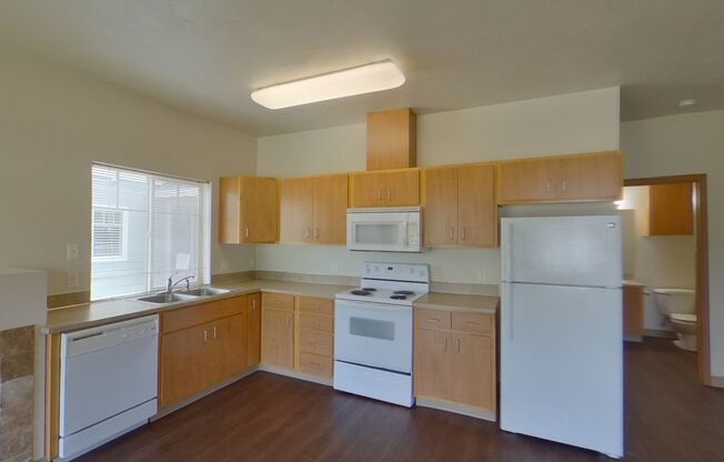 4 beds, 2 baths, $3,200, Unit 16