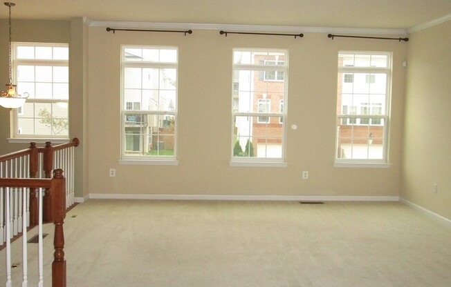 Beautiful 3 Bed/2 Full/2 Half Bath Townhome in Glen Burnie!