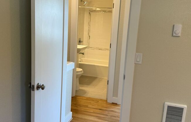 2 beds, 1.5 baths, 1,000 sqft, $1,895, Unit 04