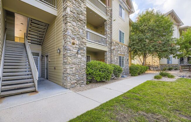 Bright and open three bedroom two full bath condo in excellent location with a community pool! Move in Ready!