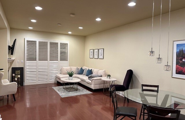 2 beds, 2 baths, 1,090 sqft, $4,600, Unit 120