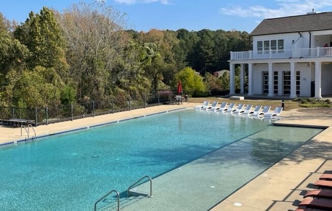 4BD/4.5BA in ROWANDALE!