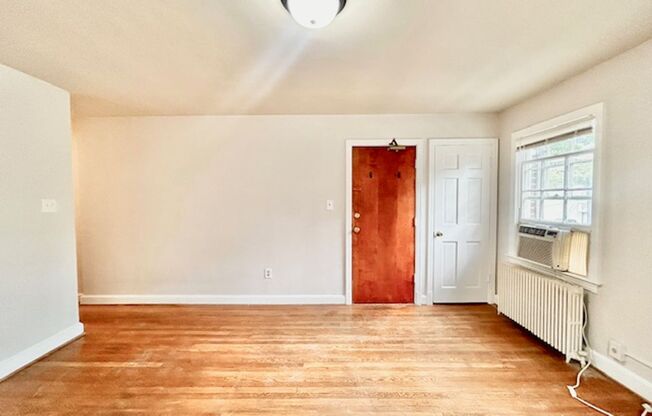 2 beds, 1 bath, $2,300