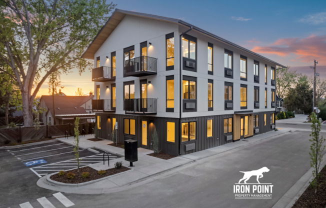 2219 W Kootenai St