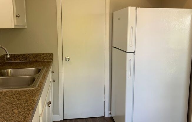 2 beds, 1 bath, 918 sqft, $1,249, Unit F219