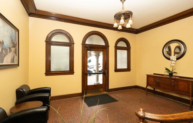 Studio, 1 bath, 425 sqft, $1,190, Unit 206