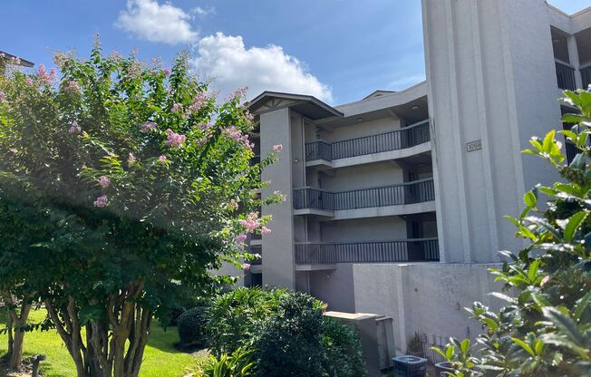 Amazing lake views, 3 bedrooms, 2 baths, Lake Brantley school district, great price, upgraded end unit Condo