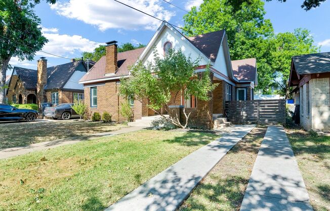 Charming 2-Bed, 2-Bath Tudor in North Oak Cliff