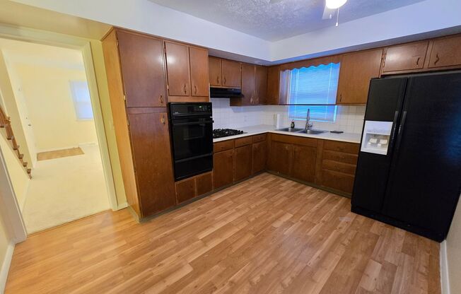 2 beds, 1.5 baths, $1,295, Unit 507 E Locust