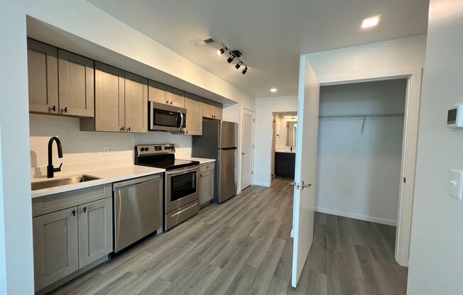 Studio, 1 bath, 450 sqft, $1,330, Unit 503