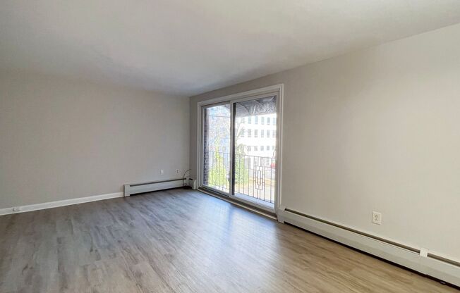 1 bed, 1 bath, $1,300, Unit D-33