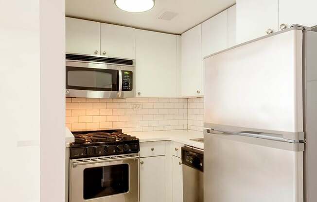 Studio, 1 bath, $4,100, Unit 2E