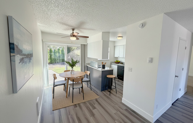 2 beds, 1 bath, 890 sqft, $1,415, Unit 13