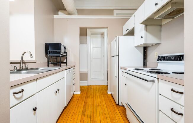 2 beds, 1 bath, 825 sqft, $899, Unit 3819 Jones St #201