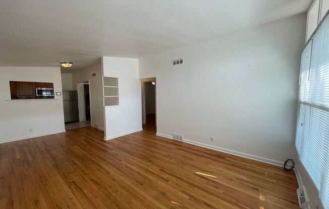 Charming 2 Bedroom, 1 Bathroom Home in Aurora