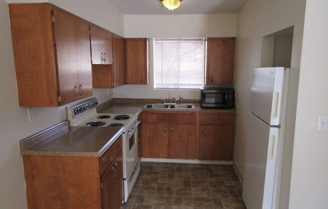 2 beds, 1 bath, $850, Unit 2