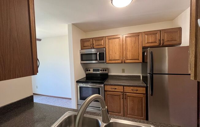 2 beds, 1 bath, 950 sqft, $1,695, Unit 7702RC