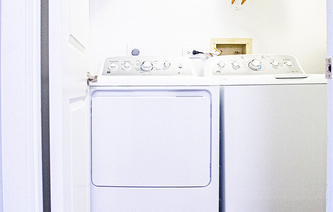 a small laundry room with a washer and dryer at Fifteen 98 Naperville, Naperville, Illinois