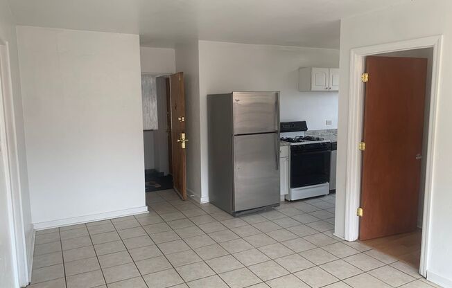 3 beds, 1 bath, 800 sqft, $2,275, Unit 406D
