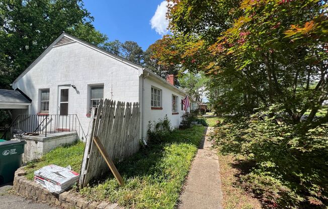 Adorable 2bdrm/1bth Ranch Style Home Conveniently Located in Henrico's West End!!