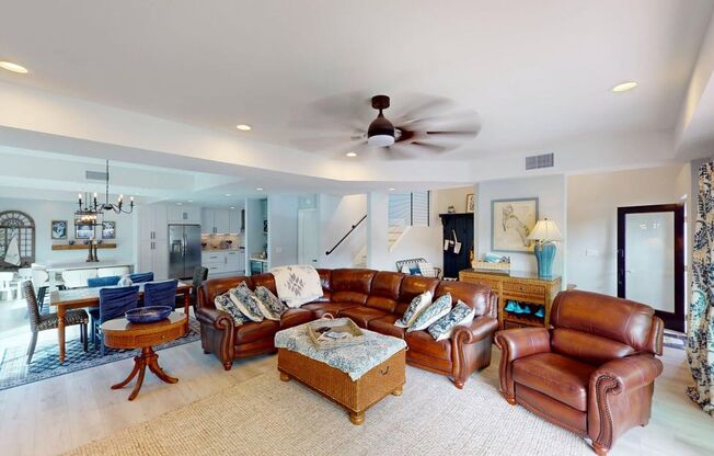 962 E AVE